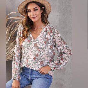 Floral V-Neck Curved Hem Blouse‎ size large
